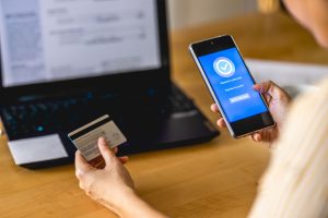 bankacilik-araci-kurumlar-ve-elektronik-haberlesme-sektorlerinde-kimlik-dogrulama-icin-yasal-zorunluluklar